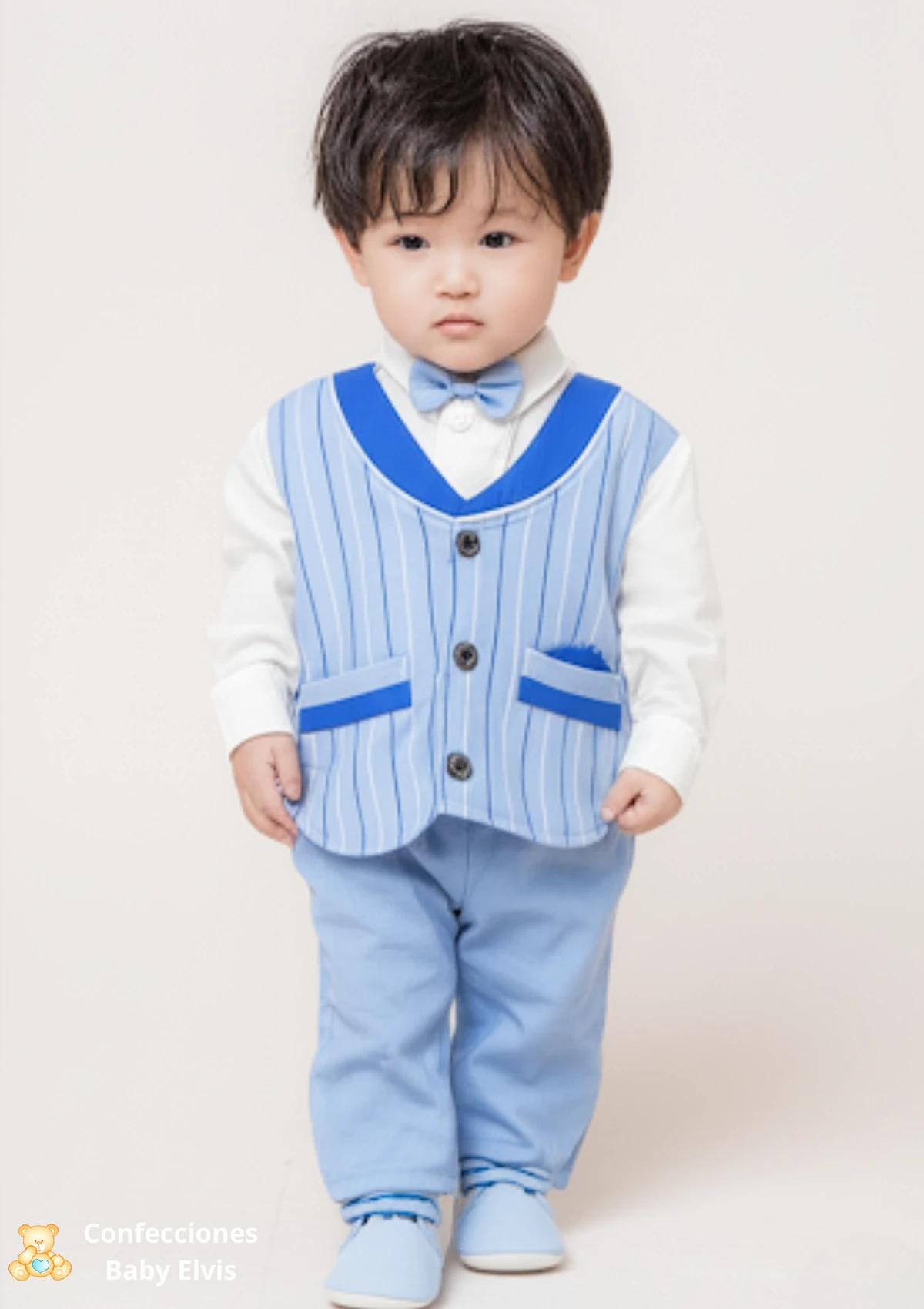 Niño con el conjunto azul de rayas de Baby Elvis, imagen de catálogo generada con IA en estudio