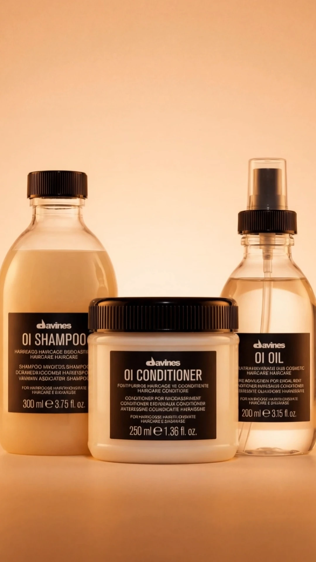 Plano detalle de una mano aplicando el aceite OI sobre la piel